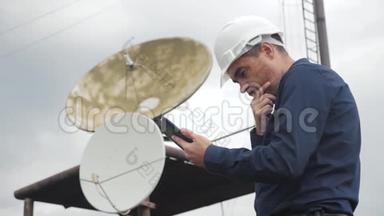电信互联网连接概念行业生产站概念.. 电视台工人工程师