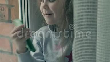 快乐的<strong>小女孩</strong>，一头波浪状的红色头发，坐在窗台上，盖着毯子，用电话，<strong>说话</strong>，视频