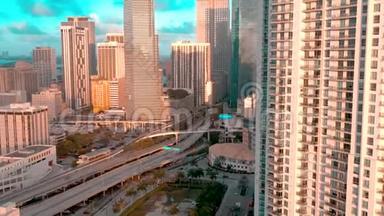 迈阿密，佛罗里达州，美国-2019年5月：空中无人机观景飞行迈阿密市中心。 道路高架桥和立交桥从上面。