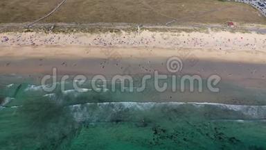 海浪沙滩，人们从无人驾驶飞机兰扎达海滩海水浴西班牙加利西亚