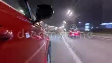 快速驾驶汽车在城市时间超移的一条夜间大道上的城市景象