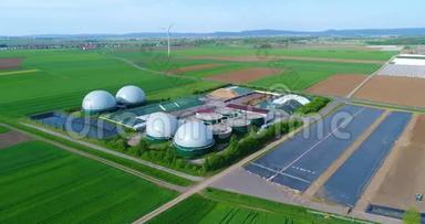 从猪场通过沼气厂的摄像头飞行。 生物质可再生能源。 现代农业欧洲联盟