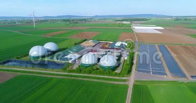 从猪场通过沼气厂的摄像头飞行。 生物质可再生能源。 现代农业欧洲联盟