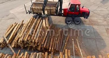 用起重机装载原木的卡车，用机械手装载原木。 在锯木厂有原木的卡车