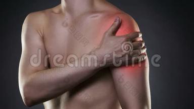 黑色背景下<strong>肩膀疼痛</strong>的男人