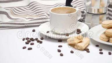 一杯白色的陶瓷咖啡，盘子里放着一块甜饼
