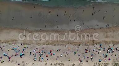 海浪沙滩，人们从无人驾驶飞机兰扎达海滩海水浴西班牙加利西亚