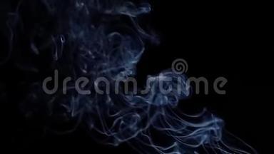 蓝色<strong>烟雾</strong>在黑色背景上的缓慢<strong>运动</strong>。