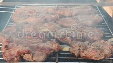 煮肉的过程.. 烧烤牛排。 户外准备开胃猪肉