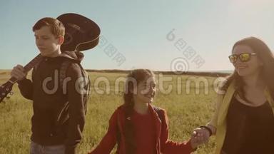 快乐家庭慢动作<strong>视频</strong>行走在大自然男孩女孩和妈妈在<strong>野外</strong>徒步旅行。 带吉他的游客