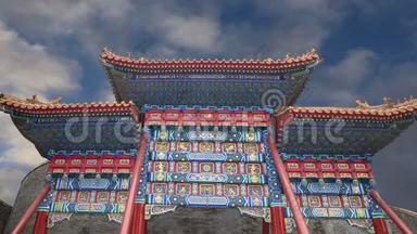 北海公园的中国传统古色古香的大门--中国北京紫禁城西北的一座<strong>皇家园林</strong>