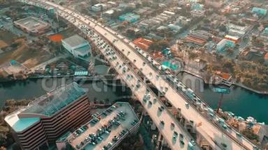 迈阿密，佛罗里达州，美国-2019年5月：空中无人机观景飞行迈阿密市中心。 道路高架桥和立交桥从上面。
