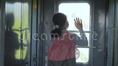 小女孩是乘火车旅行的背包客。 旅游运输铁路概念。 旅<strong>游学</strong>校的女孩