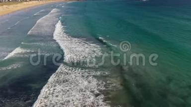 海浪沙滩，人们从无人驾驶飞机兰扎达海滩海<strong>水浴</strong>西班牙加利西亚