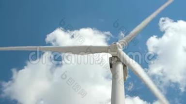 明亮多云天空背景下的风力发电机-风能和技术概念
