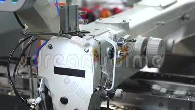 计算机控制<strong>缝纫机</strong>。 机器人在裁剪生产线上工作。 机器人<strong>缝纫机</strong>。 自动自动自动