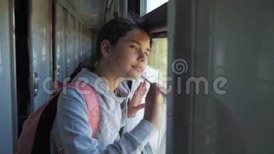 小女孩十几岁是乘火车旅行的背包客。 旅游运输铁路概念。 旅<strong>游学</strong>校的女孩