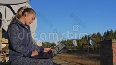 日地物理研究所女学生操作员在笔记本上监控通信设备。 独一无二