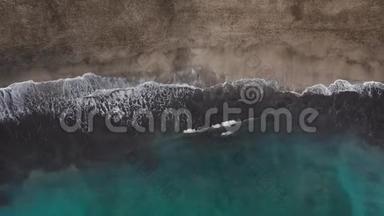 大西洋上沙漠海滩的俯视图.. 特内里费岛海岸。 空中无人机拍摄的海浪图像