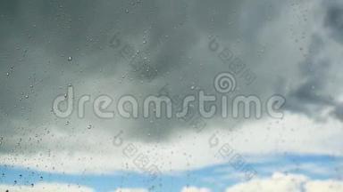 在暴风雨的一天里，城市的雨滴落在窗户上，背景下的城市天际线