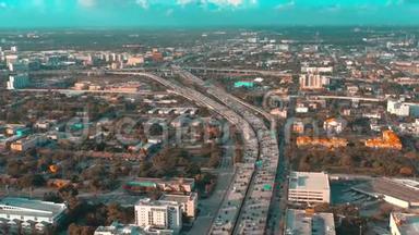 迈阿密，佛罗里达，美国-2019年5月：空中无人机在迈阿密市中心超过迈阿密市中心。 道路高架桥和立交桥从上面。