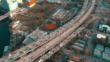 迈阿密，佛罗里达，美国-2019年5月：空中无人机在迈阿密市中心超过迈阿密市中心。 道路高架桥和立交桥从上面。