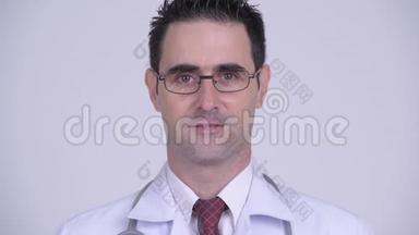 脸上洋溢着快乐的帅哥医生微笑着戴着眼镜