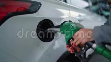 在加油站的一个特写镜头里，女人往车里灌汽油