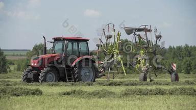 农用拖拉机在农田上收割土地。 农业拖拉机收割农田
