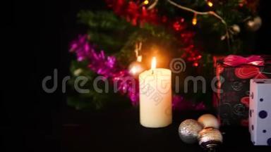 树木圣诞节的足迹和装饰圣诞节与<strong>灯闪烁</strong>。 圣诞节