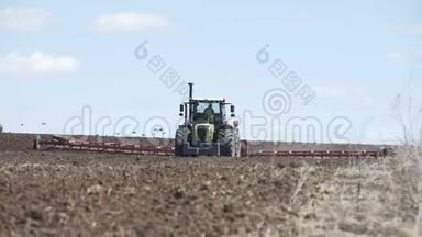 农用拖拉机在农田上耕作. 农用拖拉机耕田