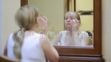 在<strong>家中</strong>进行中间疗法。 女演员在镜子前处理房子的脸