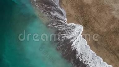 大西洋上沙漠海滩的俯视图.. 特内里费岛海岸。 空中无人机拍摄的海浪图像