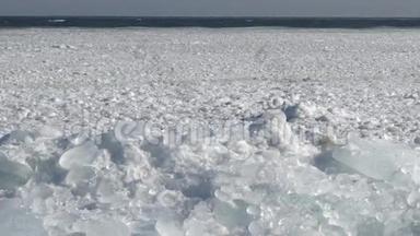 海岸附近<strong>海面漂浮</strong>的冰