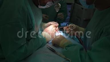 外科医生和他的助手做鼻子整容手术