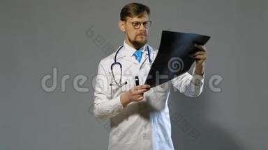 医生，灰色背景白大褂，医学概念