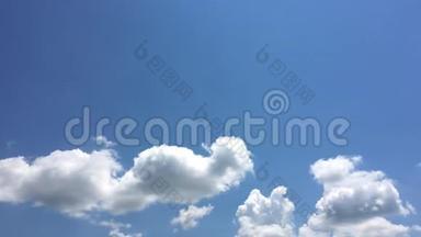 蓝天背景的美丽云彩。 天空有云，天气自然云蓝。 蓝天有云有太阳