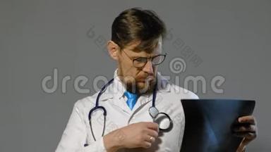 医生，灰色背景白大褂，医学概念
