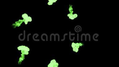 绿色墨<strong>水</strong>滴溶解在<strong>水</strong>中缓慢的运动隔离在黑色背景。 包括卢马哑光作为使用
