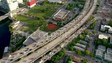 <strong>迈阿密</strong>，佛罗里达，美国-2019年5月：空中无人机在<strong>迈阿密</strong>市中心超过<strong>迈阿密</strong>市中心。 道路高架桥和立交桥从上面。