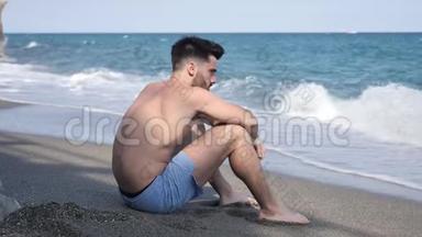 <strong>一个人</strong>坐在沙滩上<strong>孤独</strong>的年轻人