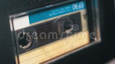 磁带录音机录音磁带插入其中. 老式音频磁带
