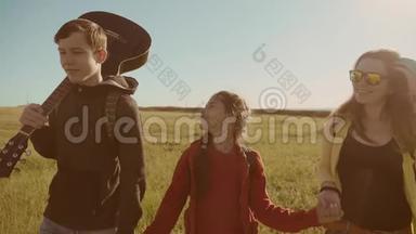 快乐家庭慢动作视频行走在大自然男孩女孩和妈妈在野外徒步旅行。 带吉他的游客