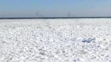 海岸附近海面漂浮的冰