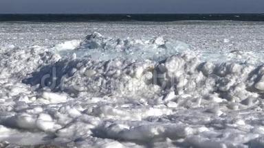 海岸附近海面漂浮的冰