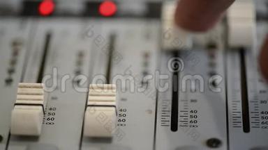 用类似的声音混合器工作。 专业音频混合控制台收音机和电视广播