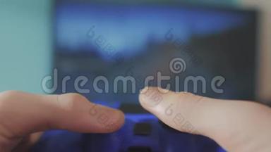 在电视上播放视频控制台。 手握新的操纵杆在线视频控制台在电视上。 玩家玩游戏游戏与游戏垫控制器