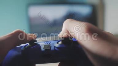 在电视上玩<strong>电子游戏</strong>机。 手握新的操纵杆在线视频控制台在电视上。 玩家玩游戏游戏与游戏本