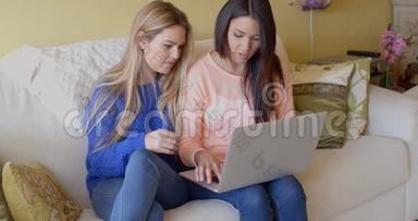 两个快乐的年轻女人上网