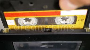 音频磁带被插入到音频磁带录音机的甲板上